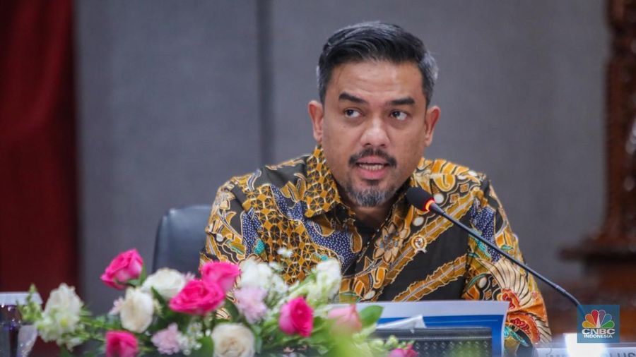 Menteri UMKM, Maman Abdurrahman saat Konferensi Pers Paket Kebijakan Ekonomi: Akselerasi Pertumbuhan Ekonomi Inklusif & Berkelanjutan di Kantor Menkoperekonomian, Jakarta, Senin (16/12/2024). (CNBC Indonesia/Faisal Rahman)