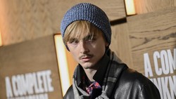 Gaya Mengejutkan Timothee Chalamet Tiru Bob Dylan di Karpet Merah