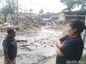 Gurun Sampah Hancurkan Pemasukan Pedagang Pasar Caringin