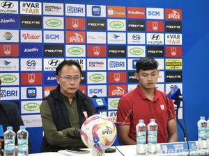 Persis Solo Berburu Striker Tajam