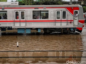 Banjir Bikin Rel Tak Bisa Dilintasi, KRL ke Tj Priok Setop Sementara