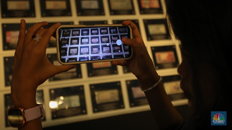 Pengunjung mengamati koleksi uang kartal pada pameran Herstory Cerita Perempuan dalam Bingkai Uang di Museum Bank Indonesia (MUBI), Jakarta, Senin (16/12/2024). (CNBC Indonesia/Faisal Rahman) Pengunjung mengamati koleksi uang kartal pada pameran Herstory Cerita Perempuan dalam Bingkai Uang di Museum Bank Indonesia (MUBI), Jakarta, Senin (16/12/2024). (CNBC Indonesia/Faisal Rahman)