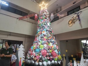 Unik, Pohon Natal di Surabaya Ini Terbuat dari Wajan hingga Setrika