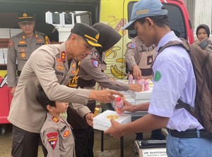 Si Sumeh Polres Pasuruan Kota Bagikan Makanan Bergizi Gratis ke Pelajar