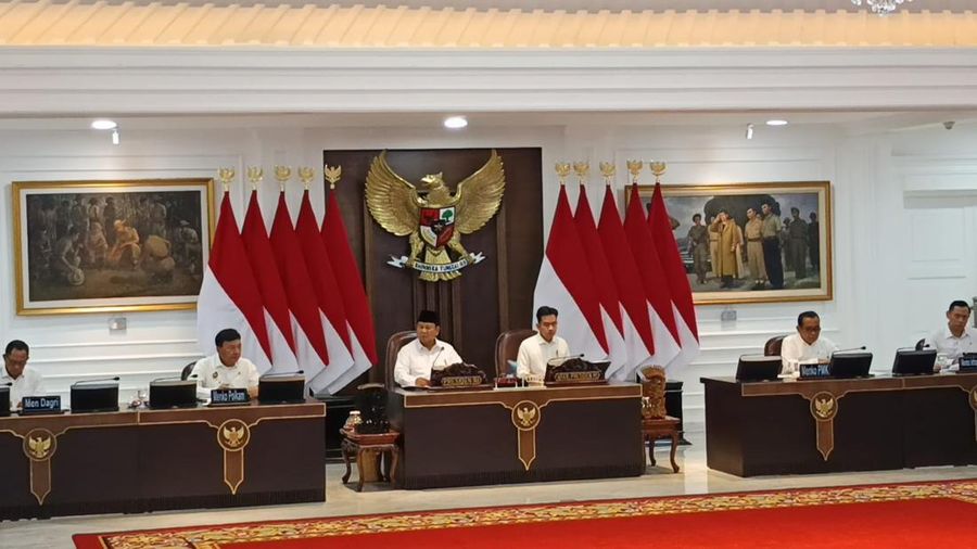 Presiden Prabowo Subianto menggelar Rapat Koordinasi terkait Natal dan Tahun Baru 2024/2025, di Kantor Presiden, Kompleks Istana Negara, Jakarta, Senin (16/12/2024).