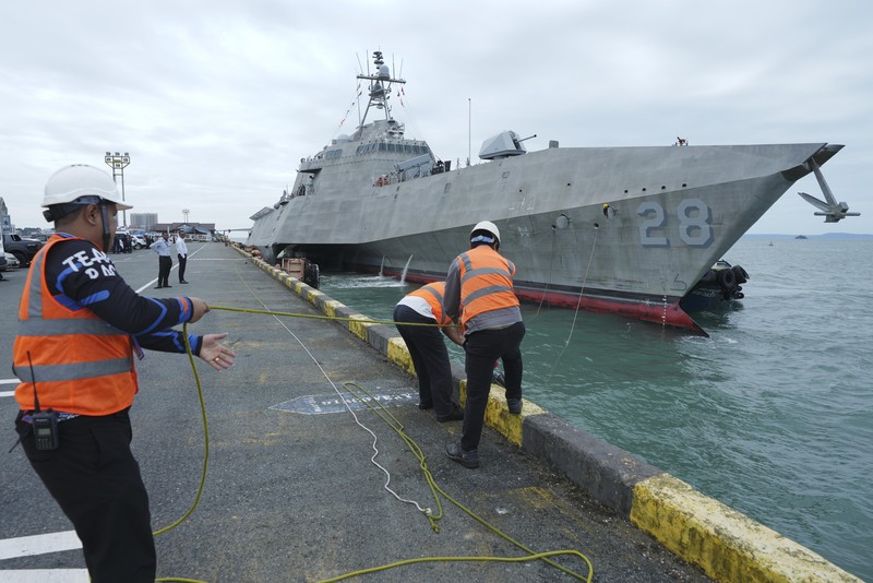 Sebuah kapal perang Amerika Serikat (AS) pada Senin (16/12) waktu setempat berlabuh di kota pelabuhan Kamboja, yang berjarak hanya beberapa kilometer dari pangkalan angkatan laut setempat. (AP Photo/Heng Sinith) Sebuah kapal perang Amerika Serikat (AS) pada Senin (16/12) waktu setempat berlabuh di kota pelabuhan Kamboja, yang berjarak hanya beberapa kilometer dari pangkalan angkatan laut setempat. (AP Photo/Heng Sinith)