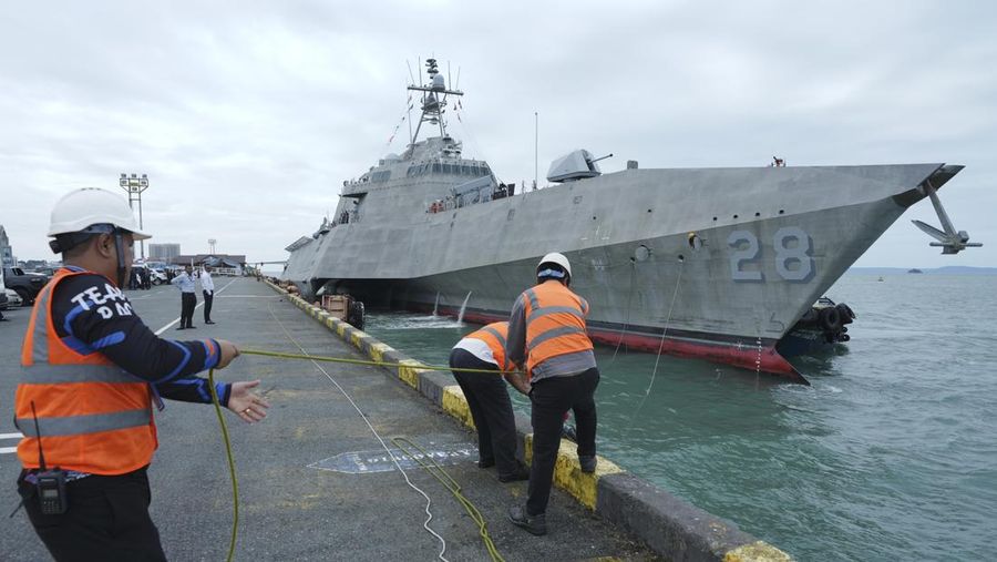 Sebuah kapal perang Amerika Serikat (AS) pada Senin (16/12) waktu setempat berlabuh di kota pelabuhan Kamboja, yang berjarak hanya beberapa kilometer dari pangkalan angkatan laut setempat. (AP Photo/Heng Sinith)