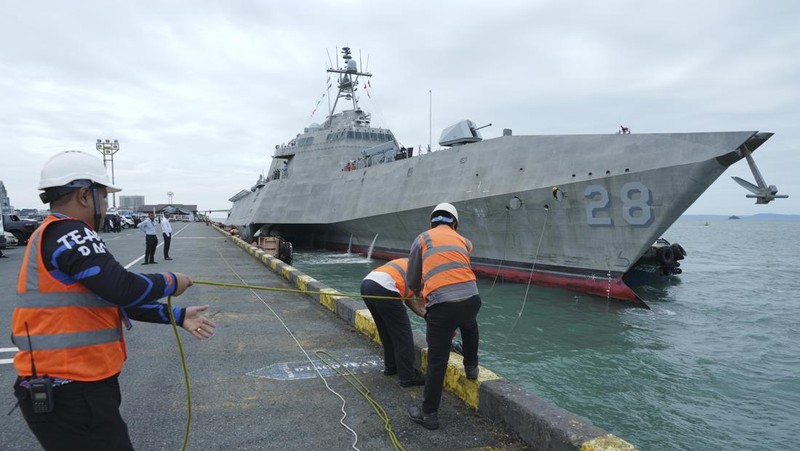 Sebuah kapal perang Amerika Serikat (AS) pada Senin (16/12) waktu setempat berlabuh di kota pelabuhan Kamboja, yang berjarak hanya beberapa kilometer dari pangkalan angkatan laut setempat. (AP Photo/Heng Sinith)