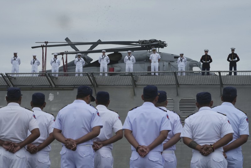 Sebuah kapal perang Amerika Serikat (AS) pada Senin (16/12) waktu setempat berlabuh di kota pelabuhan Kamboja, yang berjarak hanya beberapa kilometer dari pangkalan angkatan laut setempat. (AP Photo/Heng Sinith) Sebuah kapal perang Amerika Serikat (AS) pada Senin (16/12) waktu setempat berlabuh di kota pelabuhan Kamboja, yang berjarak hanya beberapa kilometer dari pangkalan angkatan laut setempat. (AP Photo/Heng Sinith)