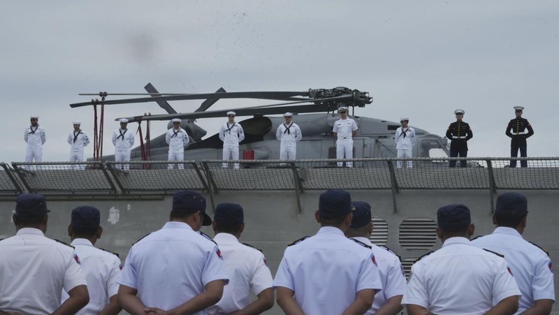 Sebuah kapal perang Amerika Serikat (AS) pada Senin (16/12) waktu setempat berlabuh di kota pelabuhan Kamboja, yang berjarak hanya beberapa kilometer dari pangkalan angkatan laut setempat. (AP Photo/Heng Sinith)