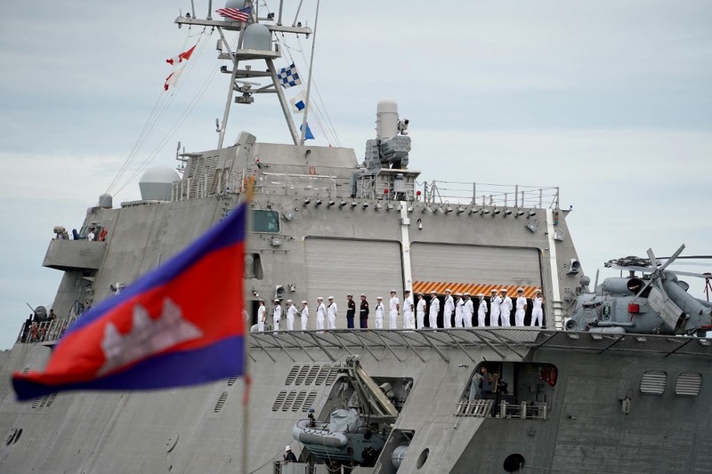Sebuah kapal perang Amerika Serikat (AS) pada Senin (16/12) waktu setempat berlabuh di kota pelabuhan Kamboja, yang berjarak hanya beberapa kilometer dari pangkalan angkatan laut setempat. (AP Photo/Heng Sinith) Sebuah kapal perang Amerika Serikat (AS) pada Senin (16/12) waktu setempat berlabuh di kota pelabuhan Kamboja, yang berjarak hanya beberapa kilometer dari pangkalan angkatan laut setempat. (AP Photo/Heng Sinith)