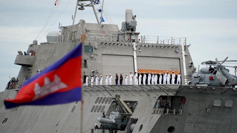 Sebuah kapal perang Amerika Serikat (AS) pada Senin (16/12) waktu setempat berlabuh di kota pelabuhan Kamboja, yang berjarak hanya beberapa kilometer dari pangkalan angkatan laut setempat. (AP Photo/Heng Sinith)