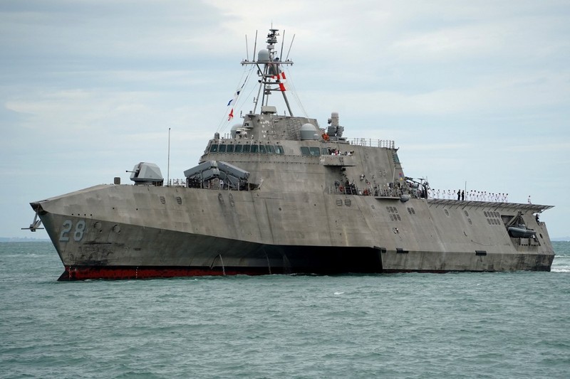 Sebuah kapal perang Amerika Serikat (AS) pada Senin (16/12) waktu setempat berlabuh di kota pelabuhan Kamboja, yang berjarak hanya beberapa kilometer dari pangkalan angkatan laut setempat. (AP Photo/Heng Sinith)