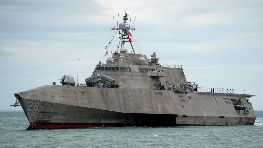 Sebuah kapal perang Amerika Serikat (AS) pada Senin (16/12) waktu setempat berlabuh di kota pelabuhan Kamboja, yang berjarak hanya beberapa kilometer dari pangkalan angkatan laut setempat. (AP Photo/Heng Sinith)