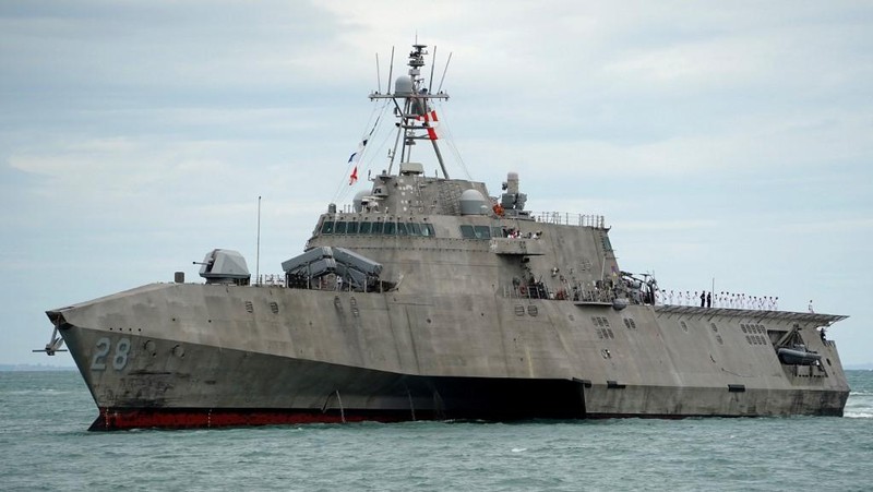 Sebuah kapal perang Amerika Serikat (AS) pada Senin (16/12) waktu setempat berlabuh di kota pelabuhan Kamboja, yang berjarak hanya beberapa kilometer dari pangkalan angkatan laut setempat. (AP Photo/Heng Sinith)