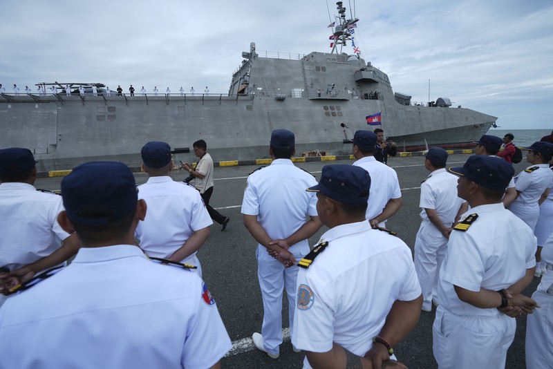 Sebuah kapal perang Amerika Serikat (AS) pada Senin (16/12) waktu setempat berlabuh di kota pelabuhan Kamboja, yang berjarak hanya beberapa kilometer dari pangkalan angkatan laut setempat. (AP Photo/Heng Sinith) Sebuah kapal perang Amerika Serikat (AS) pada Senin (16/12) waktu setempat berlabuh di kota pelabuhan Kamboja, yang berjarak hanya beberapa kilometer dari pangkalan angkatan laut setempat. (AP Photo/Heng Sinith)