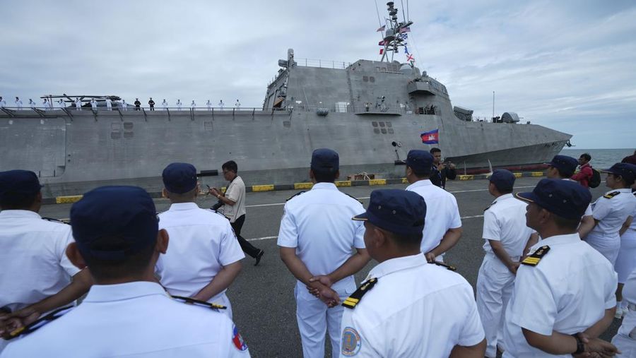 Sebuah kapal perang Amerika Serikat (AS) pada Senin (16/12) waktu setempat berlabuh di kota pelabuhan Kamboja, yang berjarak hanya beberapa kilometer dari pangkalan angkatan laut setempat. (AP Photo/Heng Sinith)