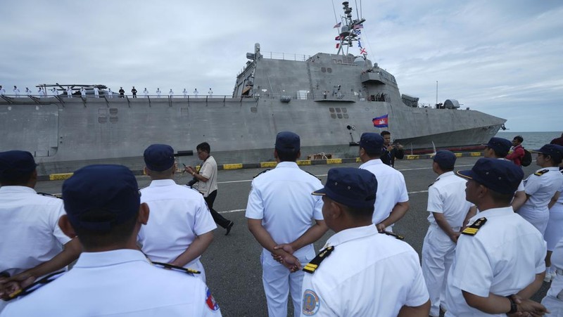 Sebuah kapal perang Amerika Serikat (AS) pada Senin (16/12) waktu setempat berlabuh di kota pelabuhan Kamboja, yang berjarak hanya beberapa kilometer dari pangkalan angkatan laut setempat. (AP Photo/Heng Sinith)