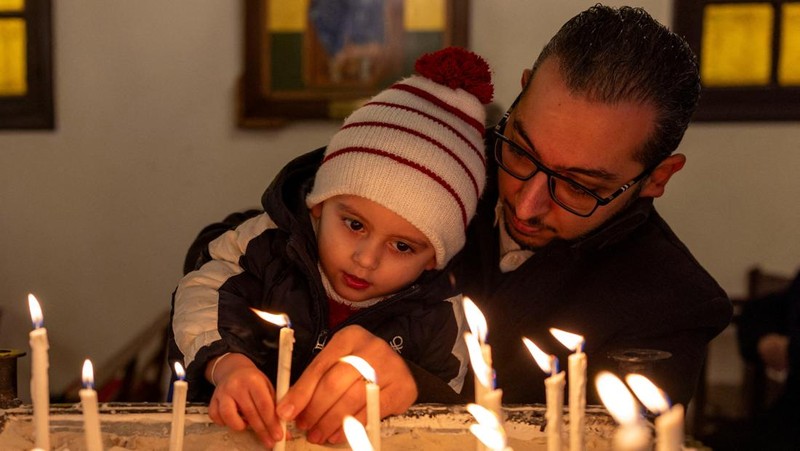 Members of the Orthodox community of Latakia attend a Sunday Mass conducted by Athanasios Fahed, Metropolitan of Latakia and its dependencies for the Greek Orthodox, at St. George's Cathedral in Latakia, Syria, December 15, 2024. REUTERS/Umit Bektas     TPX IMAGES OF THE DAY