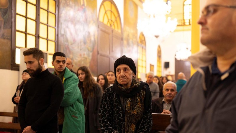 Members of the Orthodox community of Latakia attend a Sunday Mass conducted by Athanasios Fahed, Metropolitan of Latakia and its dependencies for the Greek Orthodox, at St. George's Cathedral in Latakia, Syria, December 15, 2024. REUTERS/Umit Bektas     TPX IMAGES OF THE DAY