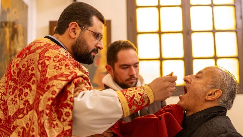 Members of the Orthodox community of Latakia attend a Sunday Mass conducted by Athanasios Fahed, Metropolitan of Latakia and its dependencies for the Greek Orthodox, at St. George's Cathedral in Latakia, Syria, December 15, 2024. REUTERS/Umit Bektas     TPX IMAGES OF THE DAY