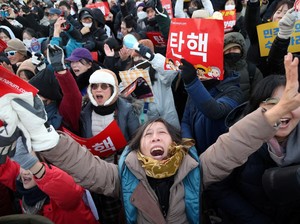 Video: Massa Pro dan Kontra Yoon Suk Yeol Gelar Aksi Demo di Jalanan Kota Seoul