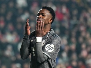 Vinicius Disindir Lewat Patung Tinja Emas di Valencia