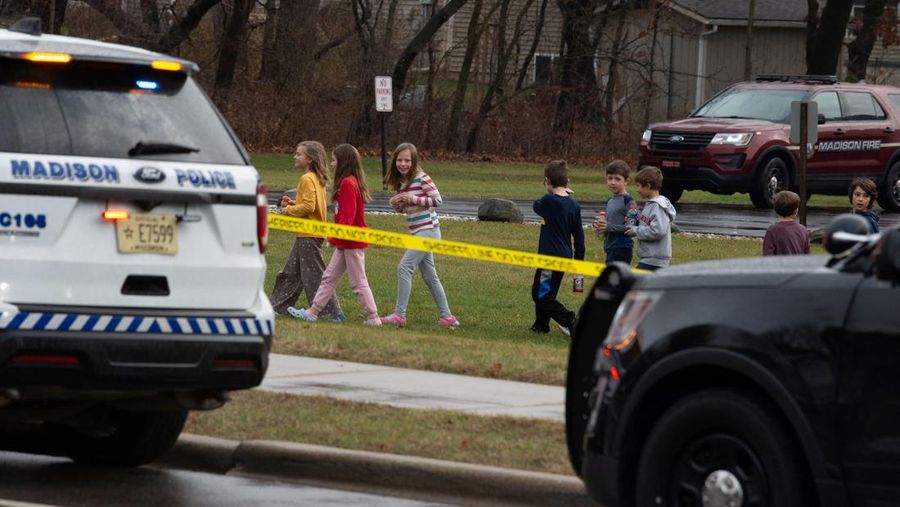 Anak-anak bersiap menaiki bus menuju pusat reunifikasi tempat mereka akan bertemu orang tua mereka setelah penembakan di Sekolah Kristen Abundant Life di Madison, Wisconsin, AS, 16 Desember 2024. (REUTERS/Cullen Granzen)
