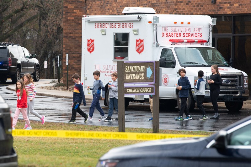 Anak-anak bersiap menaiki bus menuju pusat reunifikasi tempat mereka akan bertemu orang tua mereka setelah penembakan di Sekolah Kristen Abundant Life di Madison, Wisconsin, AS, 16 Desember 2024. Anak-anak bersiap menaiki bus menuju pusat reunifikasi tempat mereka akan bertemu orang tua mereka setelah penembakan di Sekolah Kristen Abundant Life di Madison, Wisconsin, AS, 16 Desember 2024. (REUTERS/Cullen Granzen)