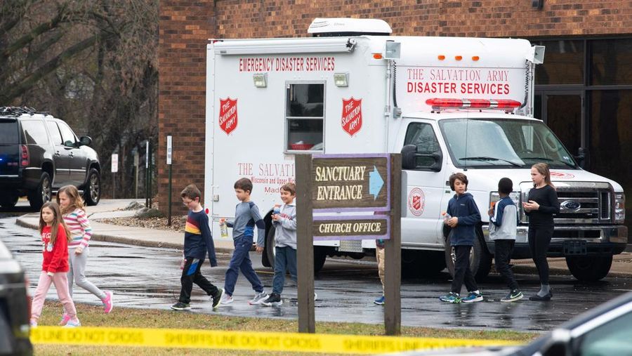 Anak-anak bersiap menaiki bus menuju pusat reunifikasi tempat mereka akan bertemu orang tua mereka setelah penembakan di Sekolah Kristen Abundant Life di Madison, Wisconsin, AS, 16 Desember 2024. (REUTERS/Cullen Granzen)