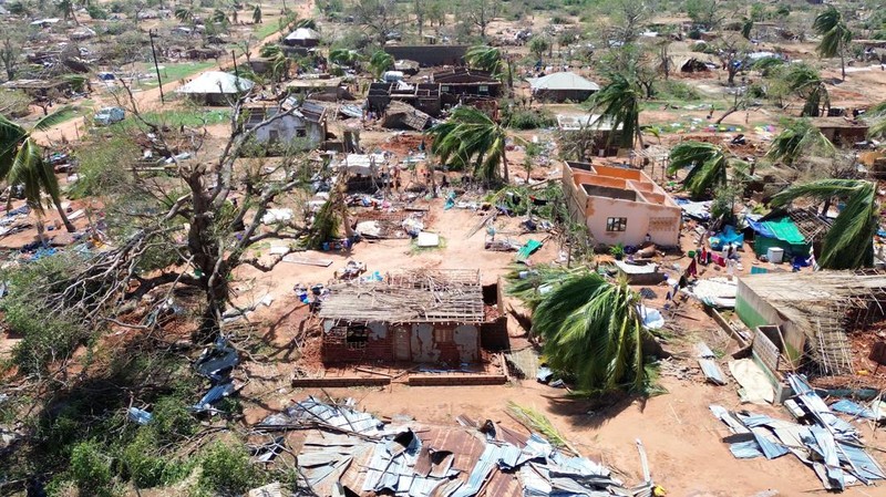 Orang-orang berjalan melewati bangunan yang hancur dan pohon yang tumbang setelah topan Chido melanda Mozambik, di distrik Mecufi, provinsi Cabo Delgado, Mozambik, 16 Desember 2024, dalam tangkapan layar yang diambil dari video drone yang dibagikan. (Unicef Mozambique/Handout via REUTERS)