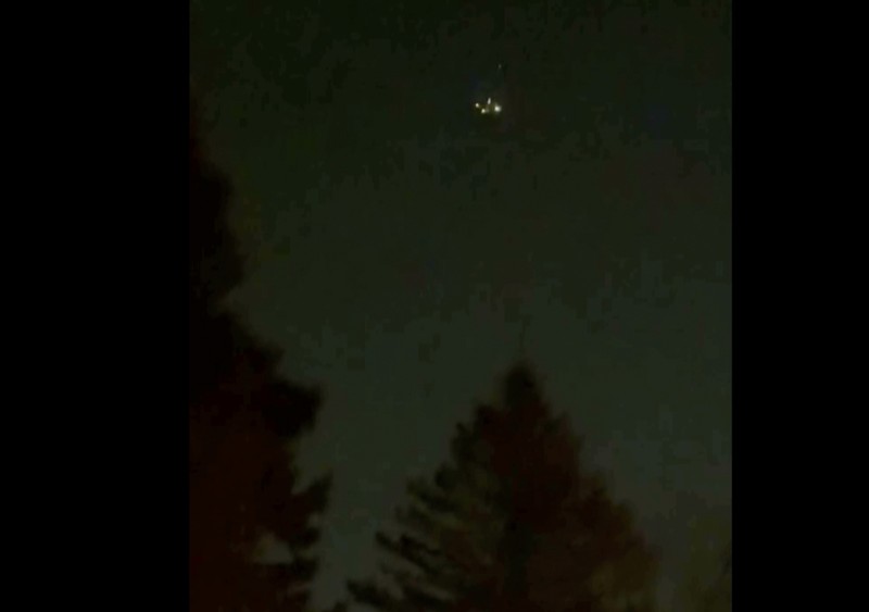 Foto yang disediakan oleh Trisha Bushey ini menunjukkan langit malam dan titik-titik cahaya di dekat Lebanon Township, N.J., pada Kamis, 5 Desember 2024. Foto yang disediakan oleh Trisha Bushey ini menunjukkan langit malam dan titik-titik cahaya di dekat Lebanon Township, N.J., pada Kamis, 5 Desember 2024. (Trisha Bushey via AP)