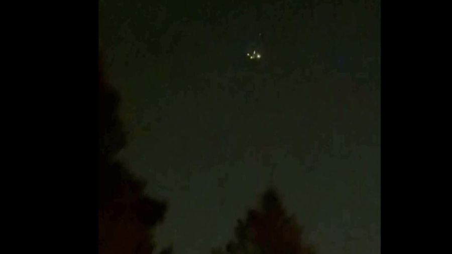 Foto yang disediakan oleh Trisha Bushey ini menunjukkan langit malam dan titik-titik cahaya di dekat Lebanon Township, N.J., pada Kamis, 5 Desember 2024. (Trisha Bushey via AP)