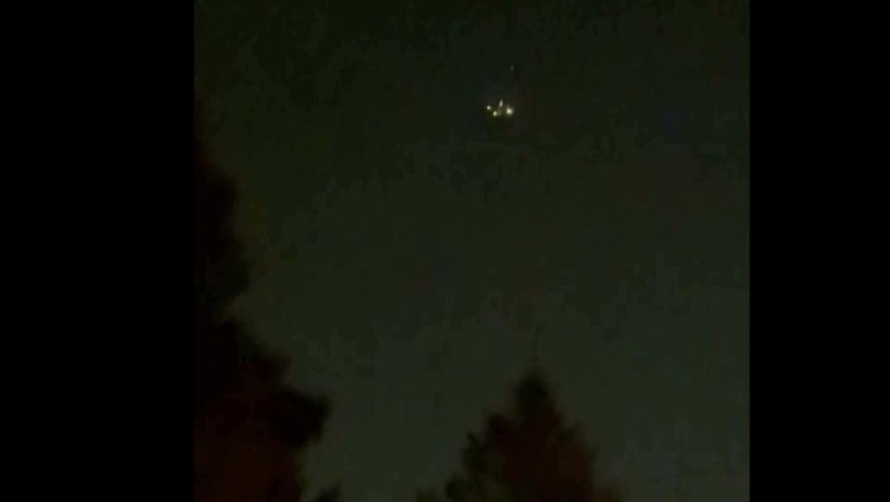 Foto yang disediakan oleh Trisha Bushey ini menunjukkan langit malam dan titik-titik cahaya di dekat Lebanon Township, N.J., pada Kamis, 5 Desember 2024. (Trisha Bushey via AP)
