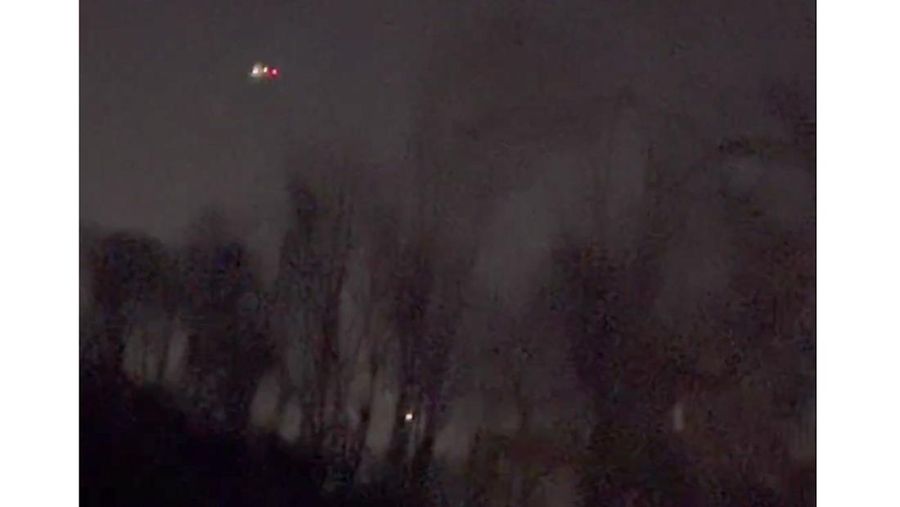 Foto yang disediakan oleh Trisha Bushey ini menunjukkan langit malam dan titik-titik cahaya di dekat Lebanon Township, N.J., pada Kamis, 5 Desember 2024. (Trisha Bushey via AP)