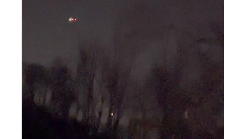 Foto yang disediakan oleh Trisha Bushey ini menunjukkan langit malam dan titik-titik cahaya di dekat Lebanon Township, N.J., pada Kamis, 5 Desember 2024. (Trisha Bushey via AP)