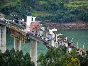 Unik! Jembatan di China Disulap Jadi Perkampungan Padat Penduduk