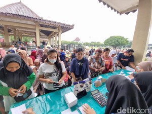Senangnya Emak-emak di Ponorogo Serbu Pasar Murah Jelang Nataru