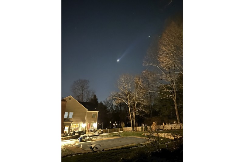 Foto yang disediakan oleh Trisha Bushey ini menunjukkan langit malam dan titik-titik cahaya di dekat Lebanon Township, N.J., pada Kamis, 5 Desember 2024. Foto yang disediakan oleh Trisha Bushey ini menunjukkan langit malam dan titik-titik cahaya di dekat Lebanon Township, N.J., pada Kamis, 5 Desember 2024. (Trisha Bushey via AP)
