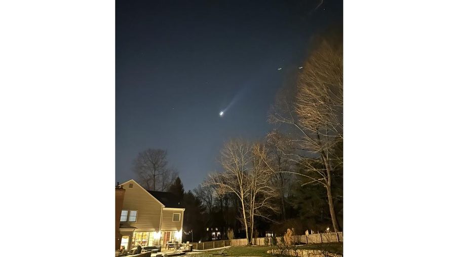 Foto yang disediakan oleh Trisha Bushey ini menunjukkan langit malam dan titik-titik cahaya di dekat Lebanon Township, N.J., pada Kamis, 5 Desember 2024. (Trisha Bushey via AP)