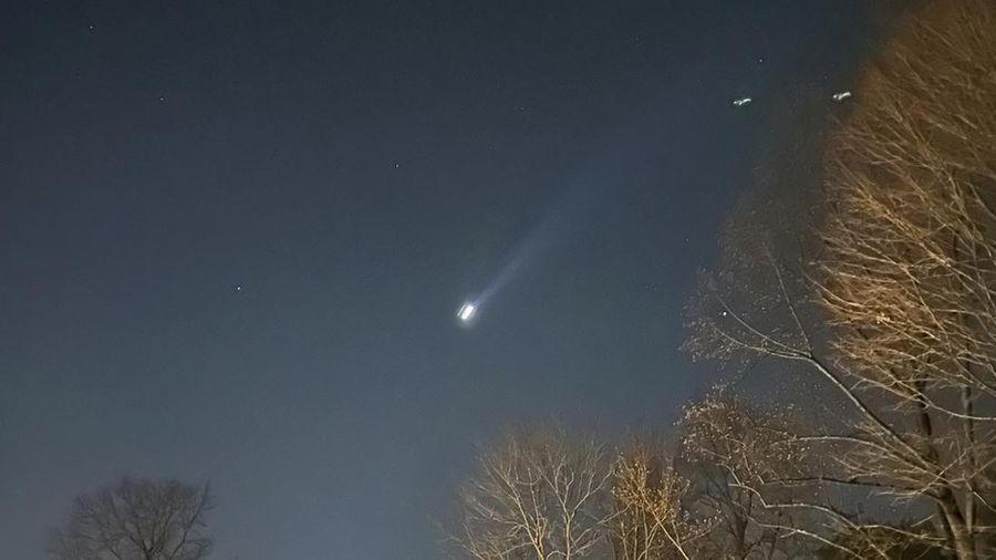 Foto yang disediakan oleh Brian Glenn ini menunjukkan beberapa drone terbang di atas Bernardsville, N.J., pada hari Kamis, 5 Desember 2024. (Brian Glenn/TMX via AP)