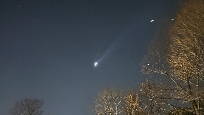 Foto yang disediakan oleh Trisha Bushey ini menunjukkan langit malam dan titik-titik cahaya di dekat Lebanon Township, N.J., pada Kamis, 5 Desember 2024. (Trisha Bushey via AP)