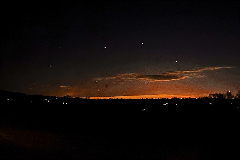 Foto yang disediakan oleh Trisha Bushey ini menunjukkan langit malam dan titik-titik cahaya di dekat Lebanon Township, N.J., pada Kamis, 5 Desember 2024. Foto yang disediakan oleh Trisha Bushey ini menunjukkan langit malam dan titik-titik cahaya di dekat Lebanon Township, N.J., pada Kamis, 5 Desember 2024. (Trisha Bushey via AP)