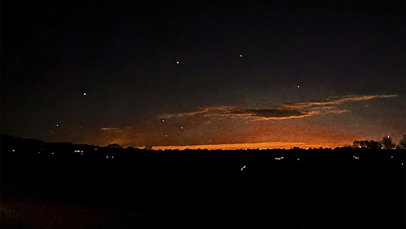 Foto yang disediakan oleh Trisha Bushey ini menunjukkan langit malam dan titik-titik cahaya di dekat Lebanon Township, N.J., pada Kamis, 5 Desember 2024. (Trisha Bushey via AP)