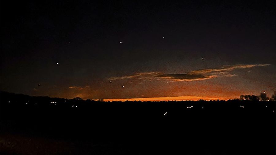 Foto yang disediakan oleh Trisha Bushey ini menunjukkan langit malam dan titik-titik cahaya di dekat Lebanon Township, N.J., pada Kamis, 5 Desember 2024. (Trisha Bushey via AP)