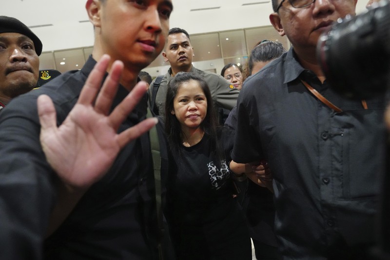 Indonesia Philippines Prisoner Transfer Mary Jane Veloso, seorang warga Filipina yang dijatuhi hukuman mati di Indonesia dan hampir dieksekusi oleh regu tembak pada tahun 2015, saat tiba di Bandara Internasional Soekarno-Hatta untuk dipulangkan ke Filipina, di Tangerang, Banten, Selasa, 17 Desember 2024. (Foto AP/Tatan Syuflana)
