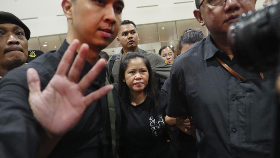 Mary Jane Veloso, seorang warga Filipina yang dijatuhi hukuman mati di Indonesia dan hampir dieksekusi oleh regu tembak pada tahun 2015,  saat tiba di Bandara Internasional Soekarno-Hatta untuk dipulangkan ke Filipina, di Tangerang, Banten, Selasa, 17 Desember 2024. (Foto AP/Tatan Syuflana)