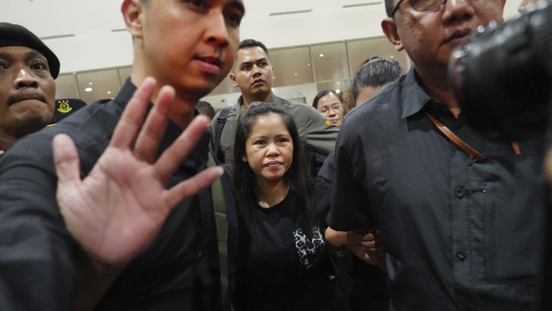 Mary Jane Veloso, seorang warga Filipina yang dijatuhi hukuman mati di Indonesia dan hampir dieksekusi oleh regu tembak pada tahun 2015,  saat tiba di Bandara Internasional Soekarno-Hatta untuk dipulangkan ke Filipina, di Tangerang, Banten, Selasa, 17 Desember 2024. (Foto AP/Tatan Syuflana)