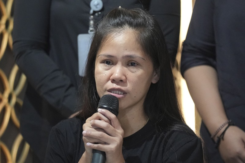 Indonesia Philippines Prisoner Transfer Mary Jane Veloso, seorang warga Filipina yang dijatuhi hukuman mati di Indonesia dan hampir dieksekusi oleh regu tembak pada tahun 2015, saat tiba di Bandara Internasional Soekarno-Hatta untuk dipulangkan ke Filipina, di Tangerang, Banten, Selasa, 17 Desember 2024. (Foto AP/Tatan Syuflana)