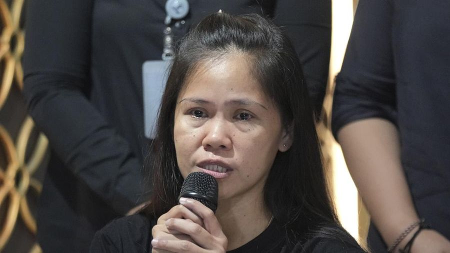 Mary Jane Veloso, seorang warga Filipina yang dijatuhi hukuman mati di Indonesia dan hampir dieksekusi oleh regu tembak pada tahun 2015,  saat tiba di Bandara Internasional Soekarno-Hatta untuk dipulangkan ke Filipina, di Tangerang, Banten, Selasa, 17 Desember 2024. (Foto AP/Tatan Syuflana)